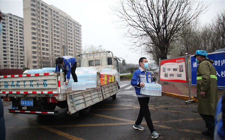 2月25日，山東金格瑞機械有限公司派代表來到齊魯師范學院捐贈防疫物資，保障校園防疫物品備足備齊，助力學校的疫情防控工作。