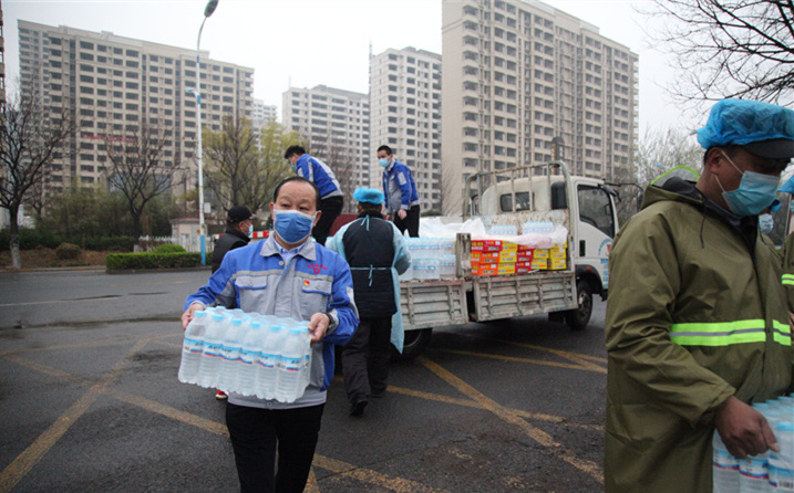 2月25日，山東金格瑞機械有限公司派代表來到齊魯師范學院捐贈防疫物資，保障校園防疫物品備足備齊，助力學校的疫情防控工作。